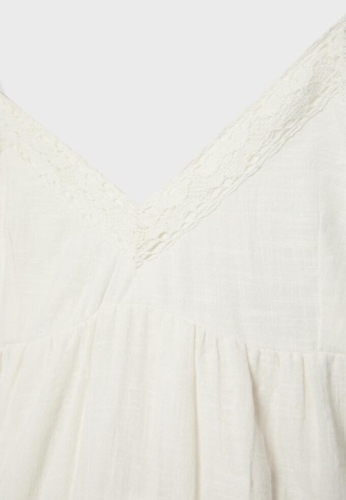 Krátké šaty s krajkovými detaily