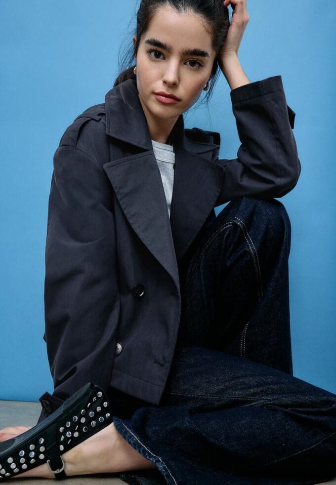 Krátký dvouřadý trenčkot Krátký dvouřadý trenčkot