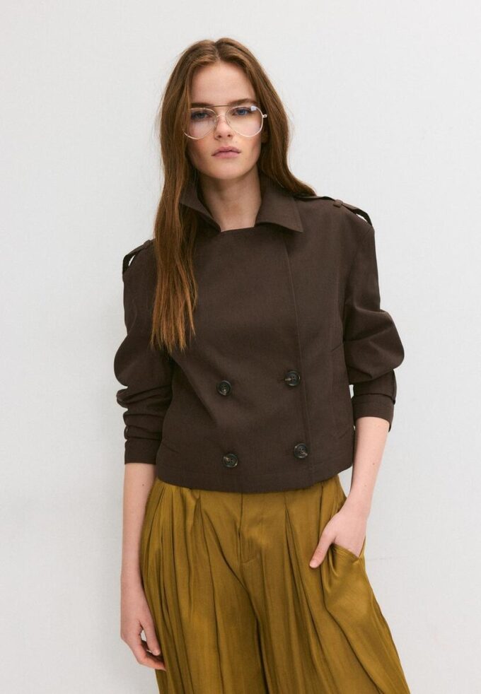 Krátký dvouřadý trenčkot Krátký dvouřadý trenčkot