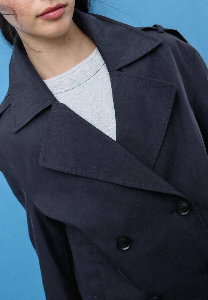 Krátký dvouřadý trenčkot Krátký dvouřadý trenčkot