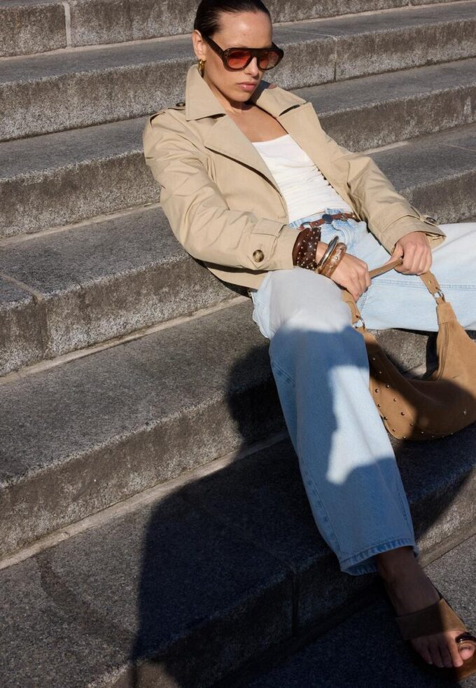 Krátký dvouřadý trenčkot Krátký dvouřadý trenčkot