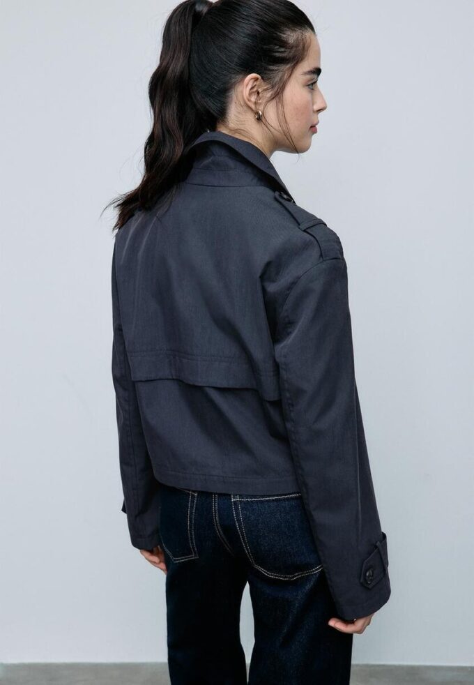 Krátký dvouřadý trenčkot Krátký dvouřadý trenčkot