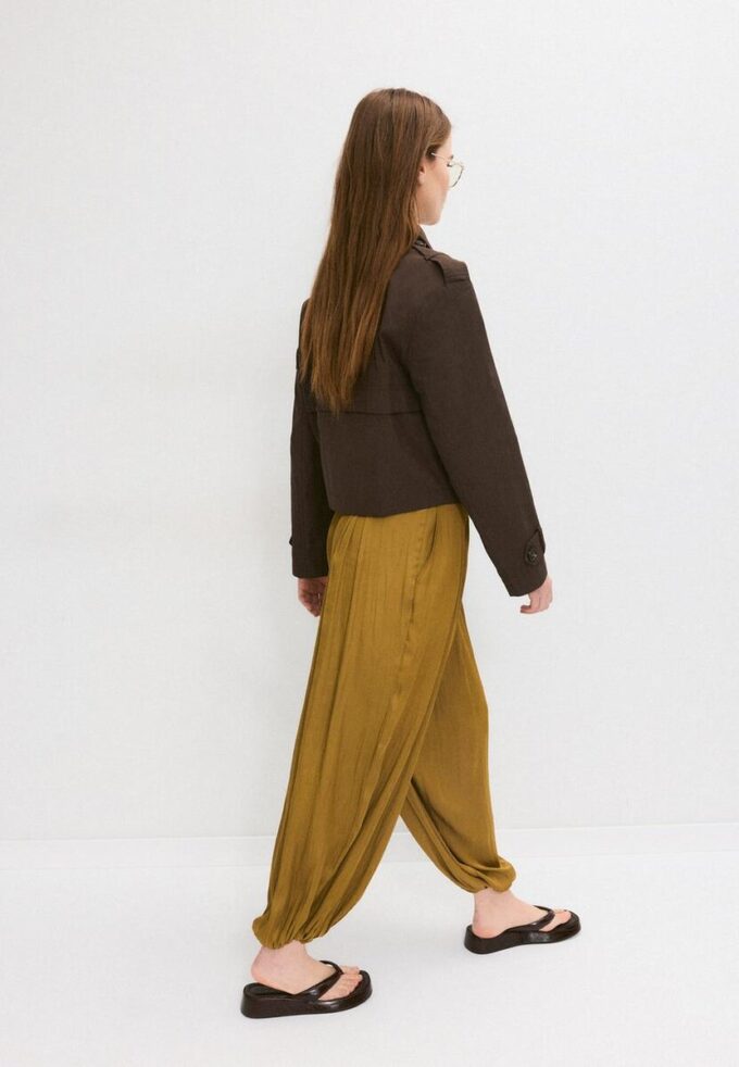 Krátký dvouřadý trenčkot Krátký dvouřadý trenčkot