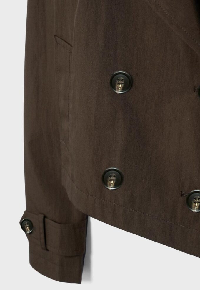 Krátký dvouřadý trenčkot Krátký dvouřadý trenčkot