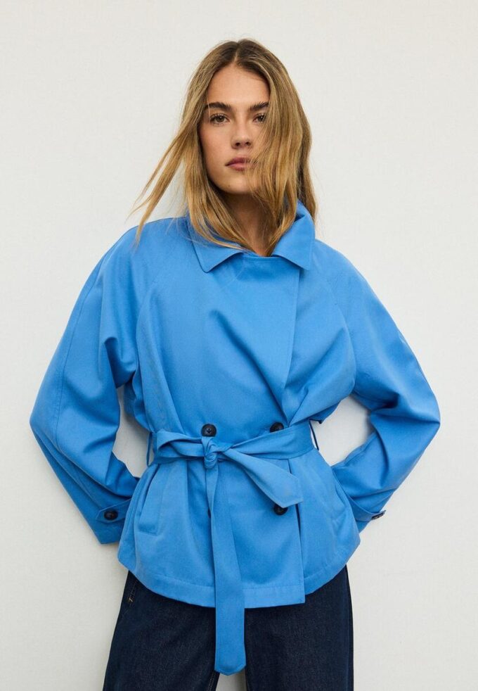 Krátký splývavý trenčkot s páskem Krátký splývavý trenčkot s páskem