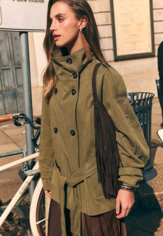 Krátký trenčkot s vysokým límcem