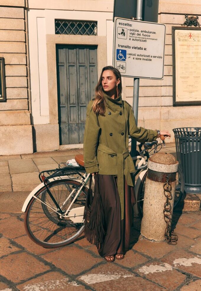 Krátký trenčkot s vysokým límcem