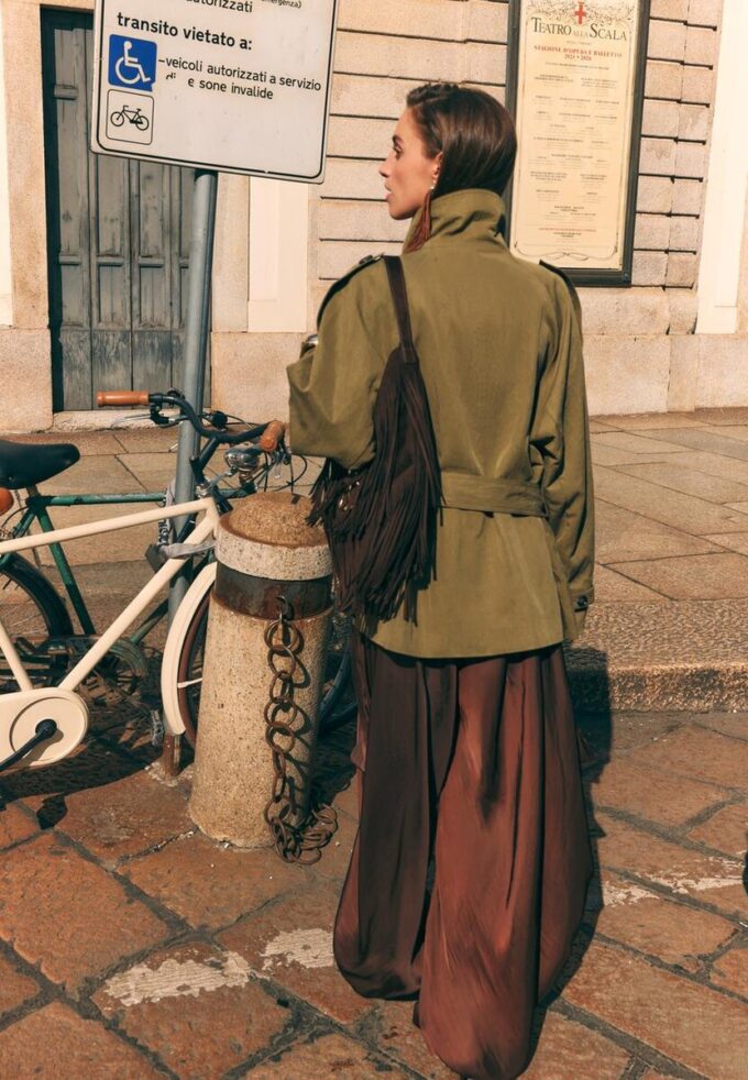 Krátký trenčkot s vysokým límcem