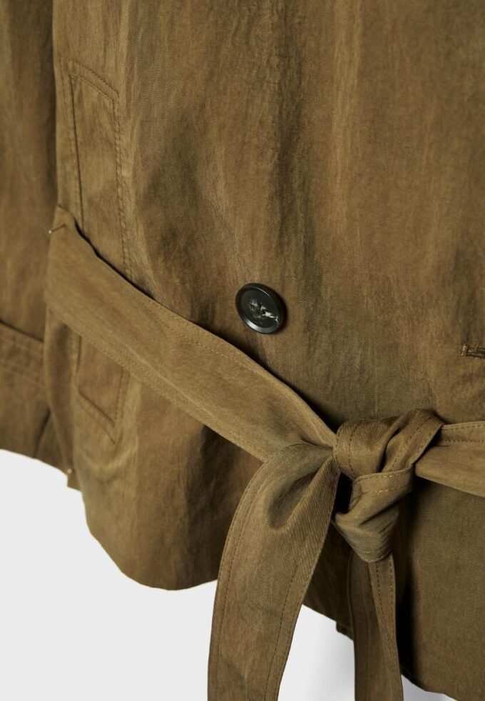 Krátký trenčkot s vysokým límcem