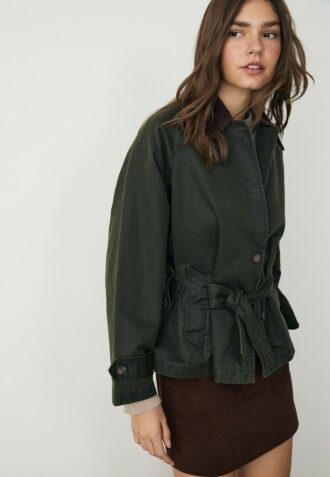 Krátký voskovaný trenčkot s páskem