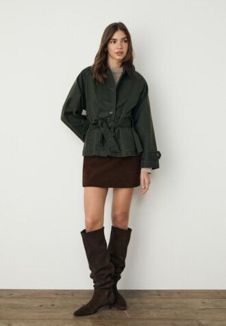 Krátký voskovaný trenčkot s páskem