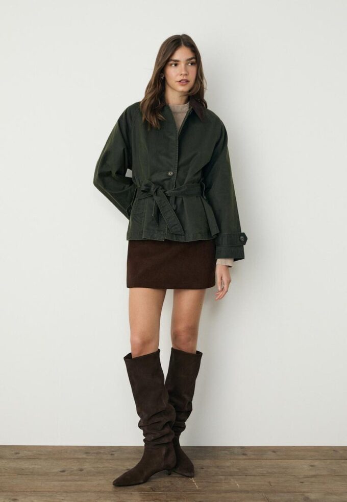 Krátký voskovaný trenčkot s páskem