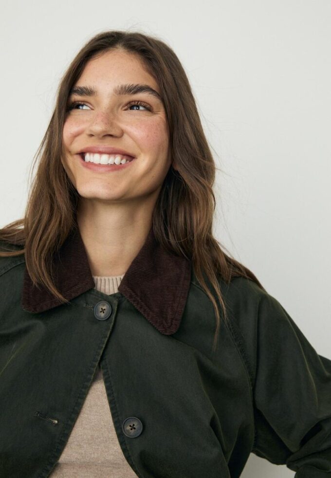 Krátký voskovaný trenčkot s páskem