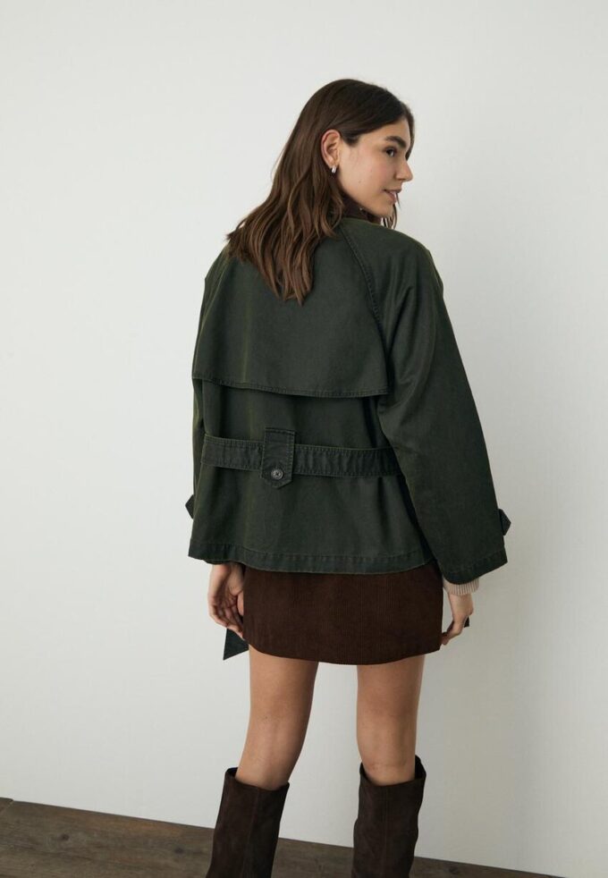 Krátký voskovaný trenčkot s páskem