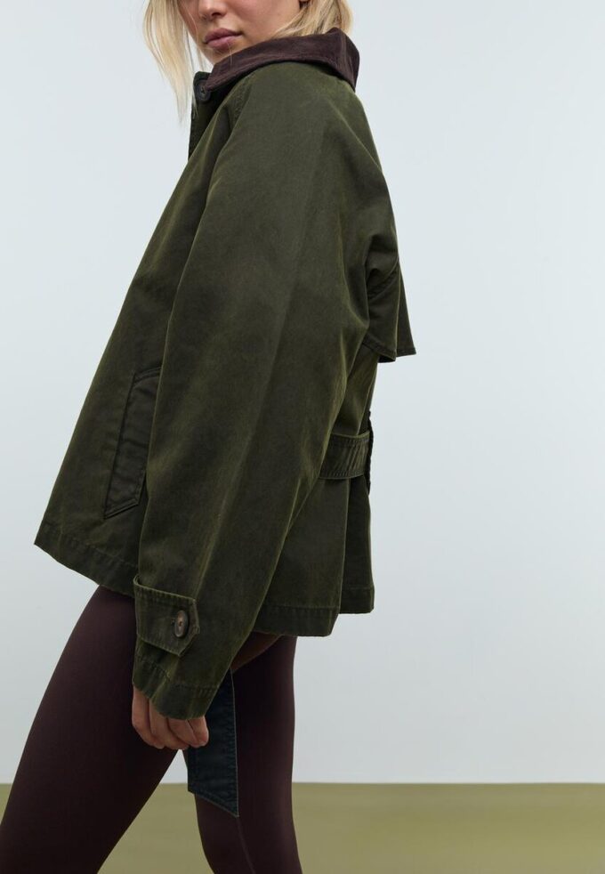 Krátký voskovaný trenčkot s páskem