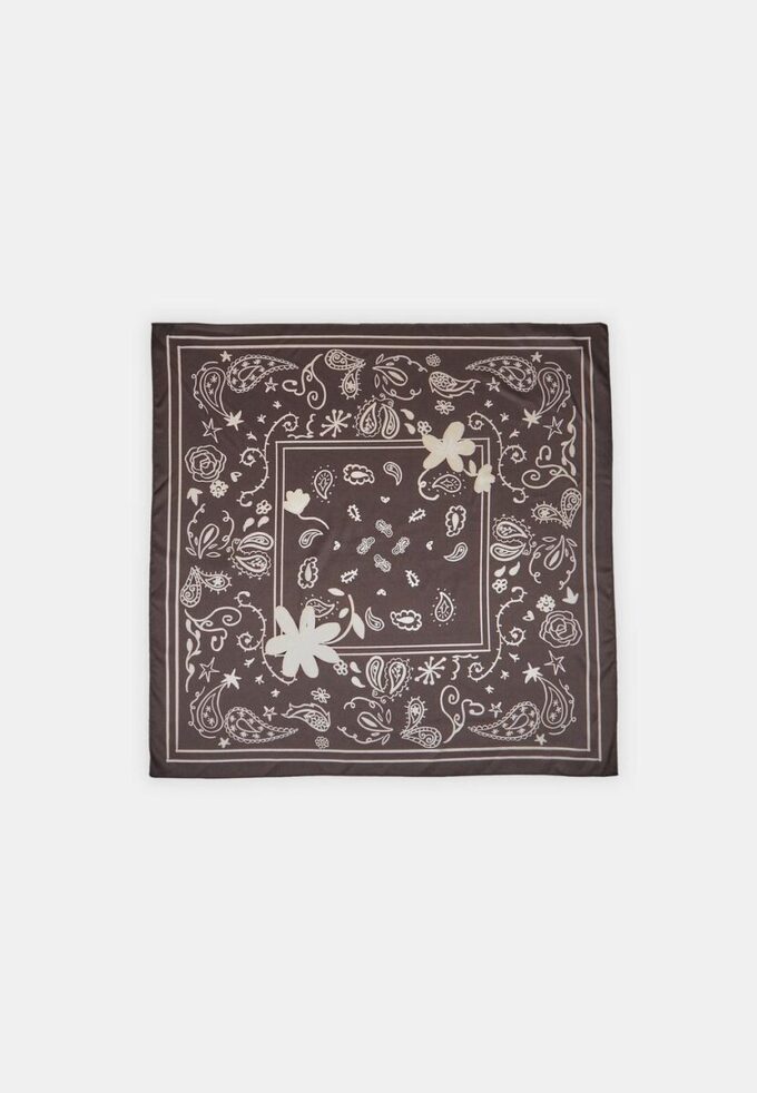 Květinový šátek s paisley vzorem