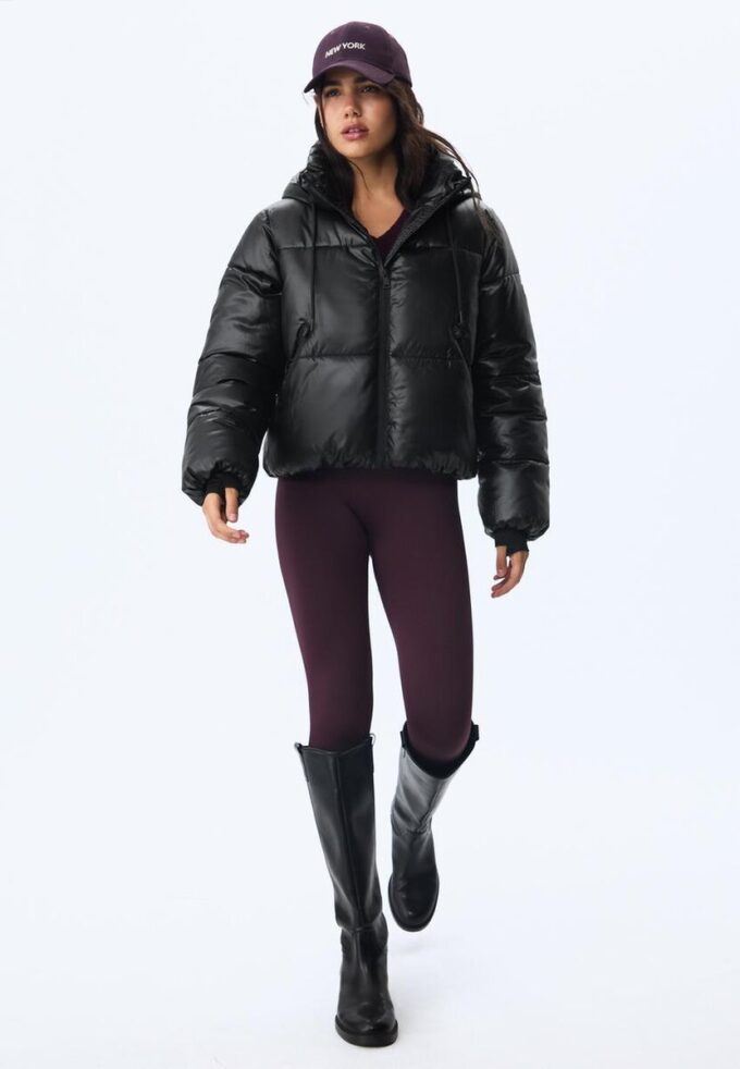 Metallická péřová bunda s kapucí