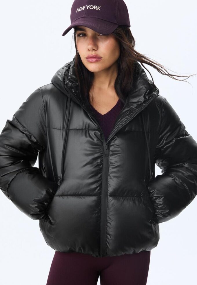 Metallická péřová bunda s kapucí