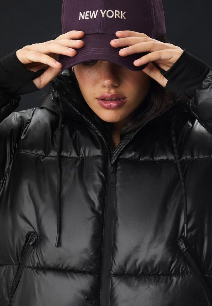 Metallická péřová bunda s kapucí