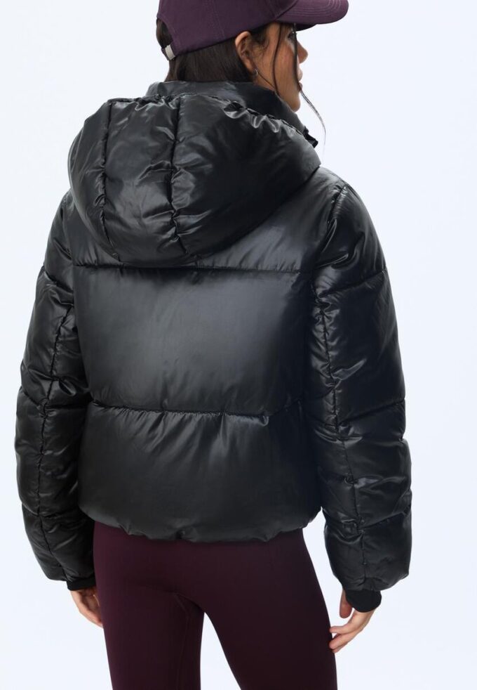 Metallická péřová bunda s kapucí