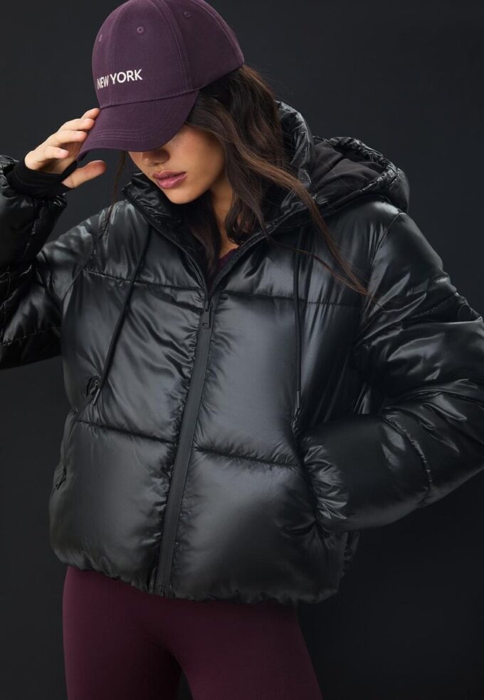 Metallická péřová bunda s kapucí