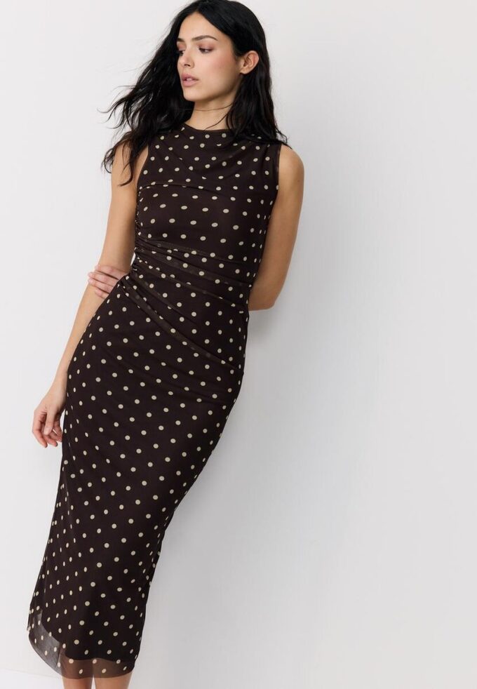 Midi šaty bez rukávů z tylu s puntíky