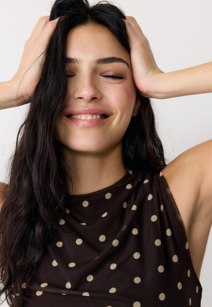 Midi šaty bez rukávů z tylu s puntíky