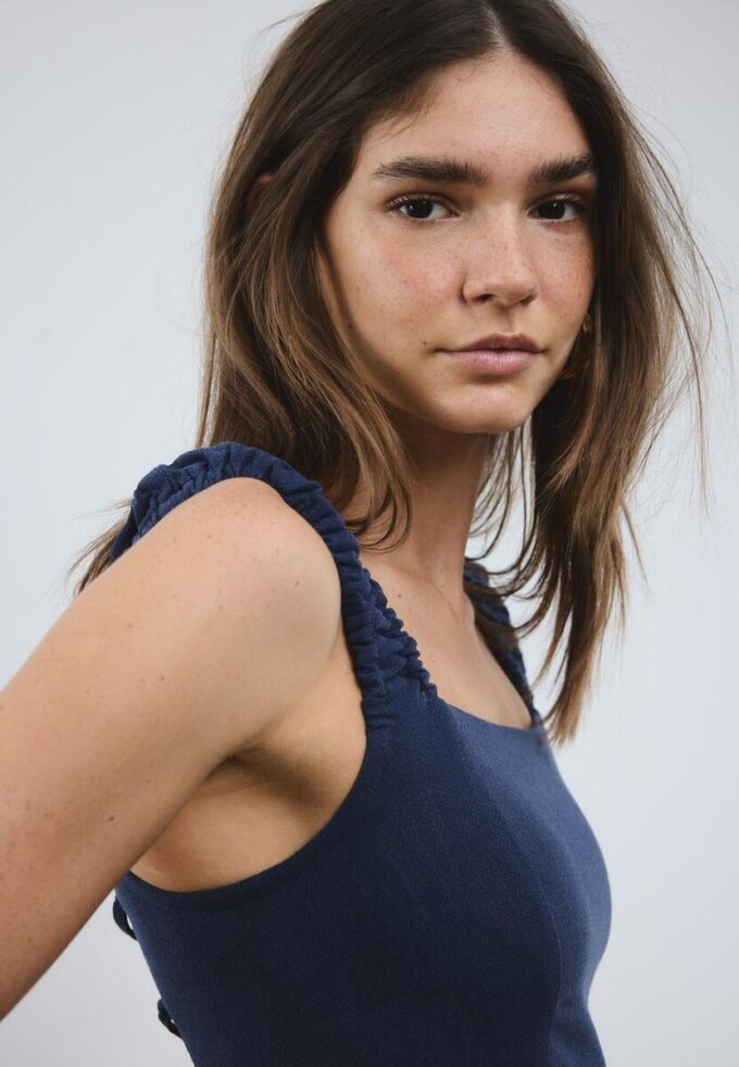 Midi šaty s kříženým zadním dílem v lněném vzhledu Midi šaty s kříženým zadním dílem v lněném vzhledu