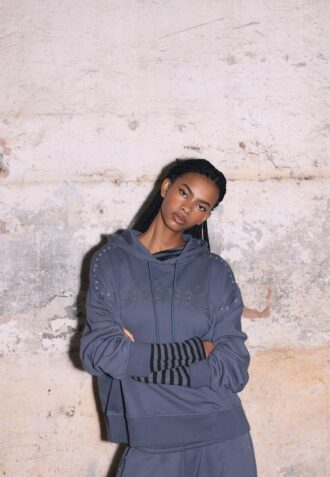 Mikina s kapucí s cvočky a výšivkou