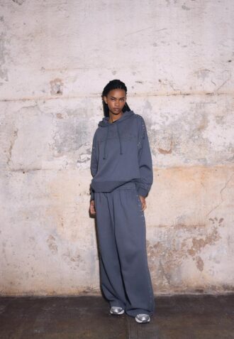 Mikina s kapucí s cvočky a výšivkou