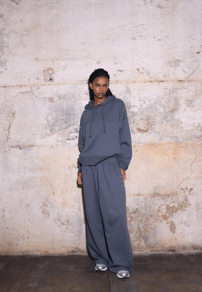 Mikina s kapucí s cvočky a výšivkou