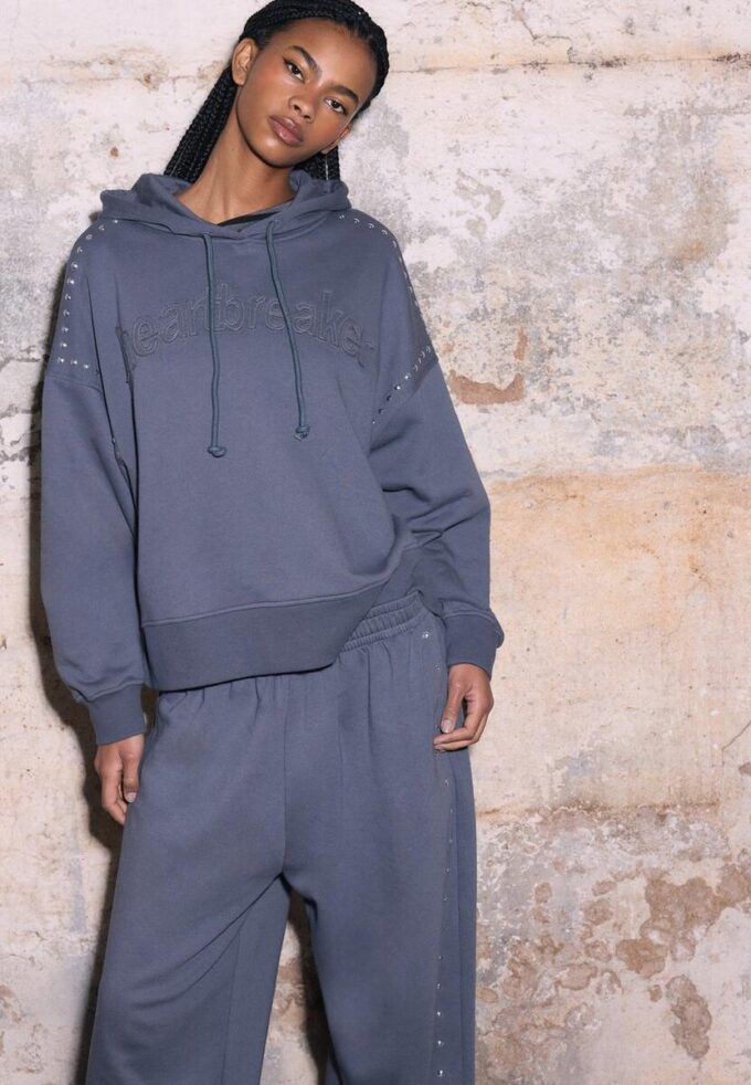 Mikina s kapucí s cvočky a výšivkou