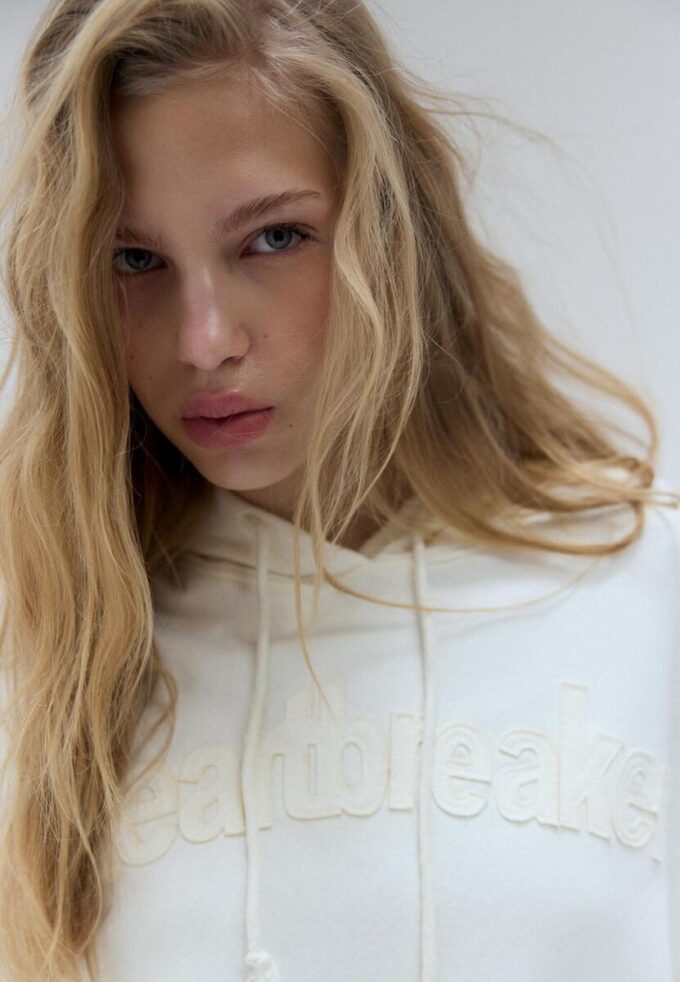 Mikina s kapucí s cvočky a výšivkou Mikina s kapucí s cvočky a výšivkou