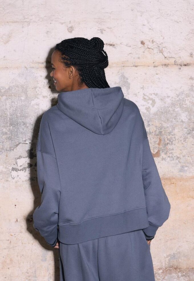 Mikina s kapucí s cvočky a výšivkou