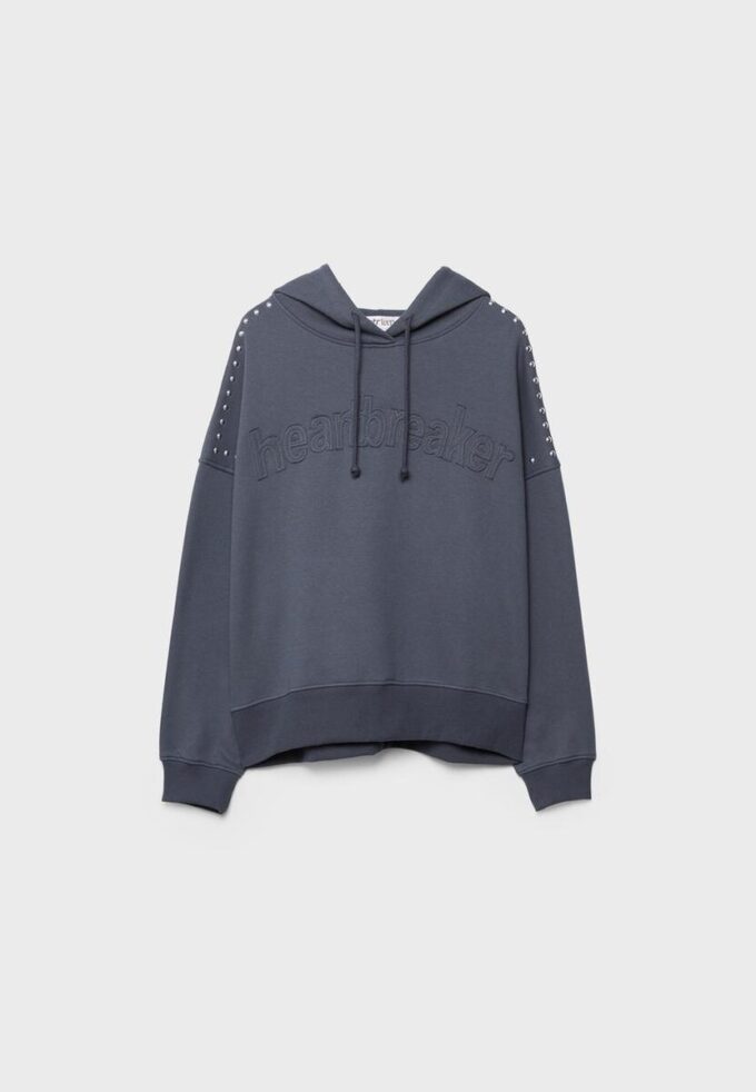 Mikina s kapucí s cvočky a výšivkou