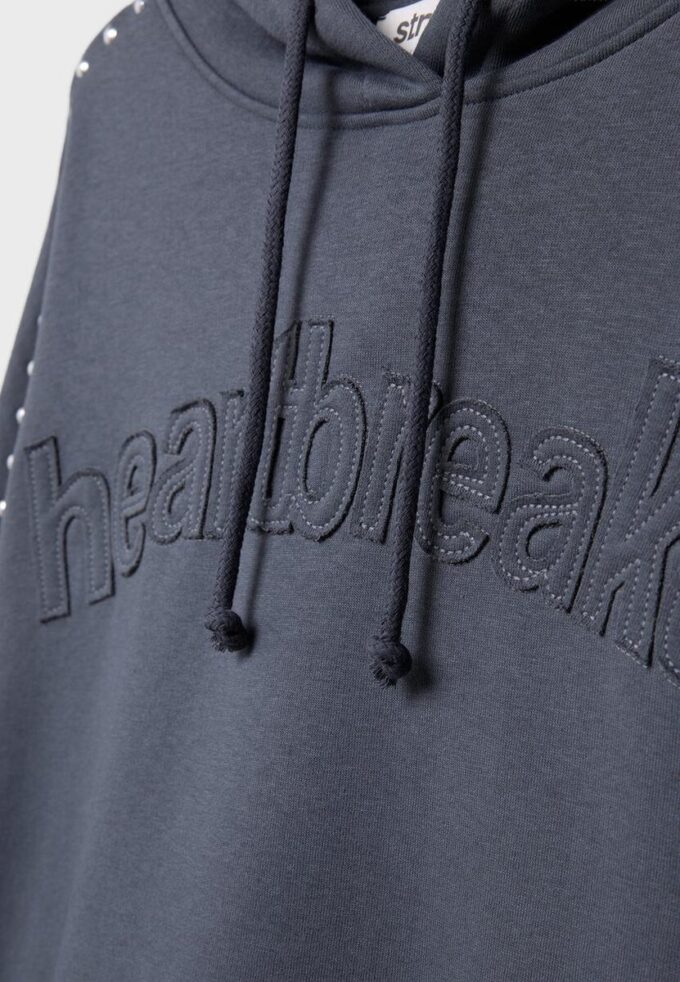 Mikina s kapucí s cvočky a výšivkou