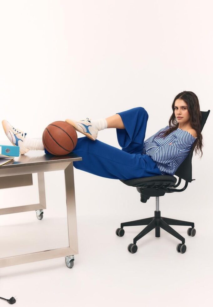 Mikina s odhalenými rameny a jemným povrchem na dotek