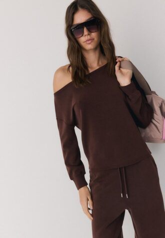 Mikina s odhalenými rameny a jemným povrchem na dotek