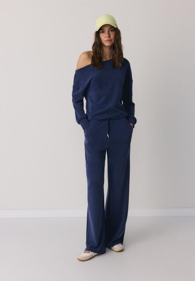 Mikina s odhalenými rameny a jemným povrchem na dotek