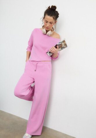 Mikina s odhalenými rameny a jemným povrchem na dotek