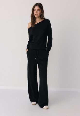 Mikina s odhalenými rameny a jemným povrchem na dotek Mikina s odhalenými rameny a jemným povrchem na dotek