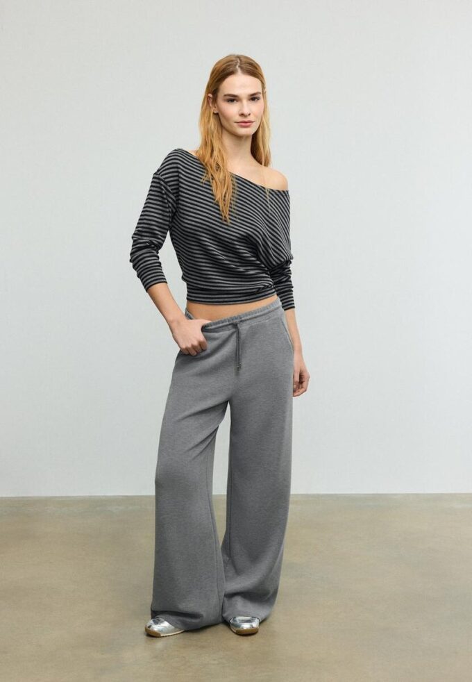 Mikina s odhalenými rameny a jemným povrchem na dotek