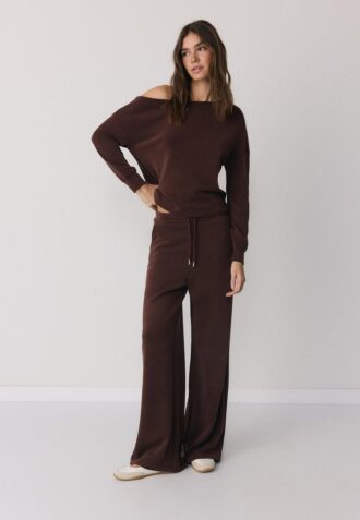 Mikina s odhalenými rameny a jemným povrchem na dotek