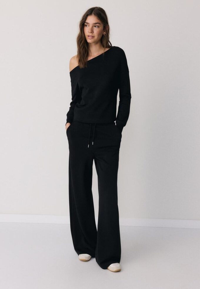 Mikina s odhalenými rameny a jemným povrchem na dotek