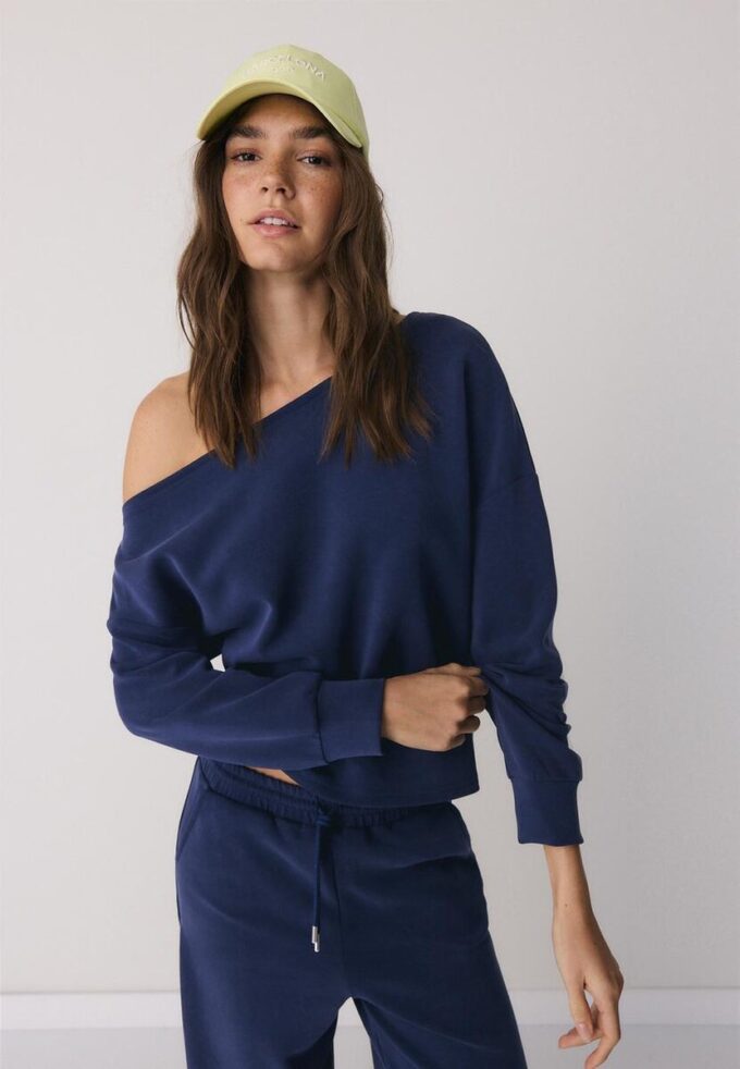 Mikina s odhalenými rameny a jemným povrchem na dotek