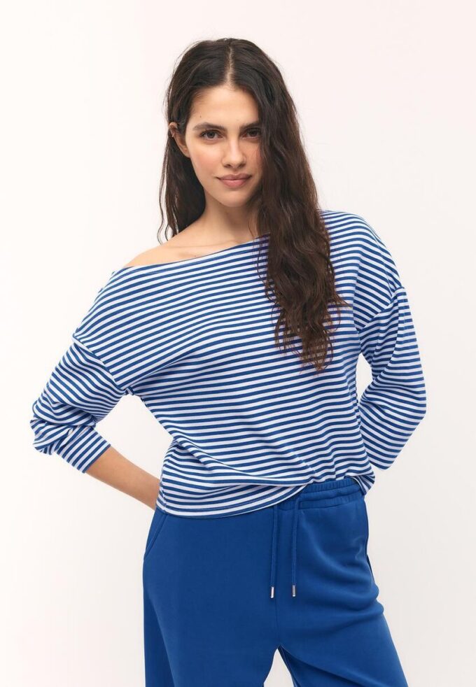 Mikina s odhalenými rameny a jemným povrchem na dotek