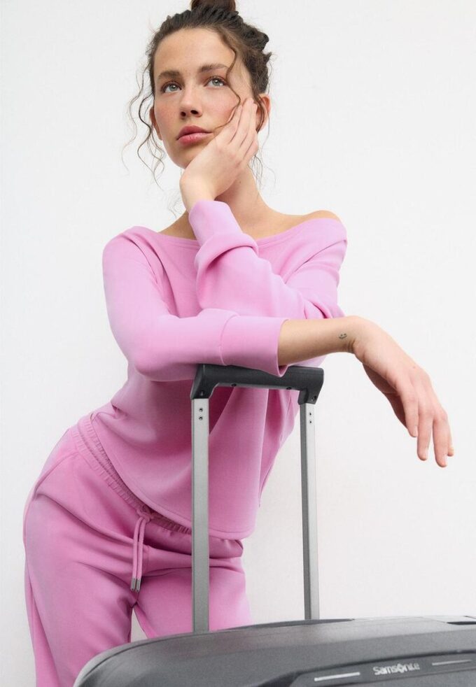 Mikina s odhalenými rameny a jemným povrchem na dotek