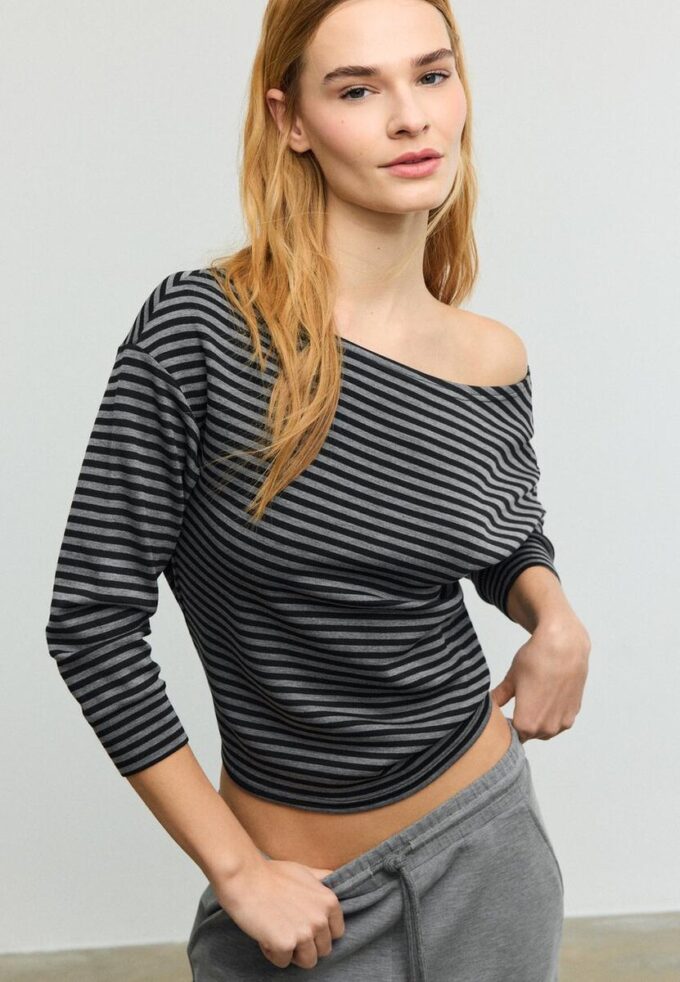 Mikina s odhalenými rameny a jemným povrchem na dotek