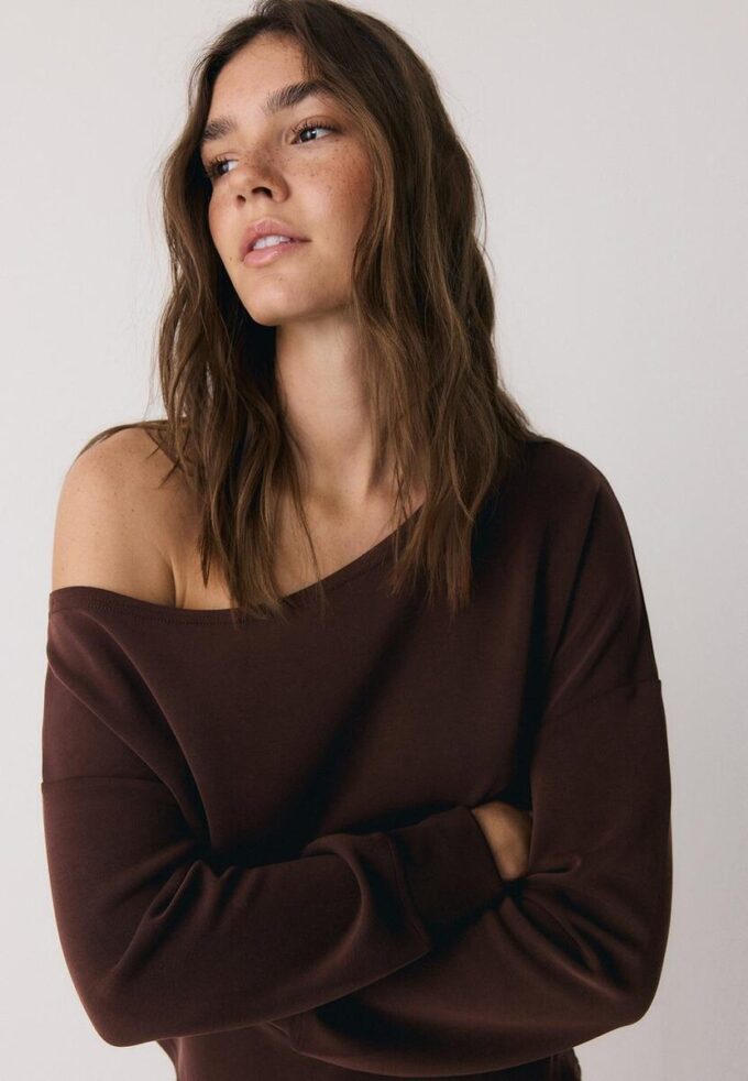 Mikina s odhalenými rameny a jemným povrchem na dotek