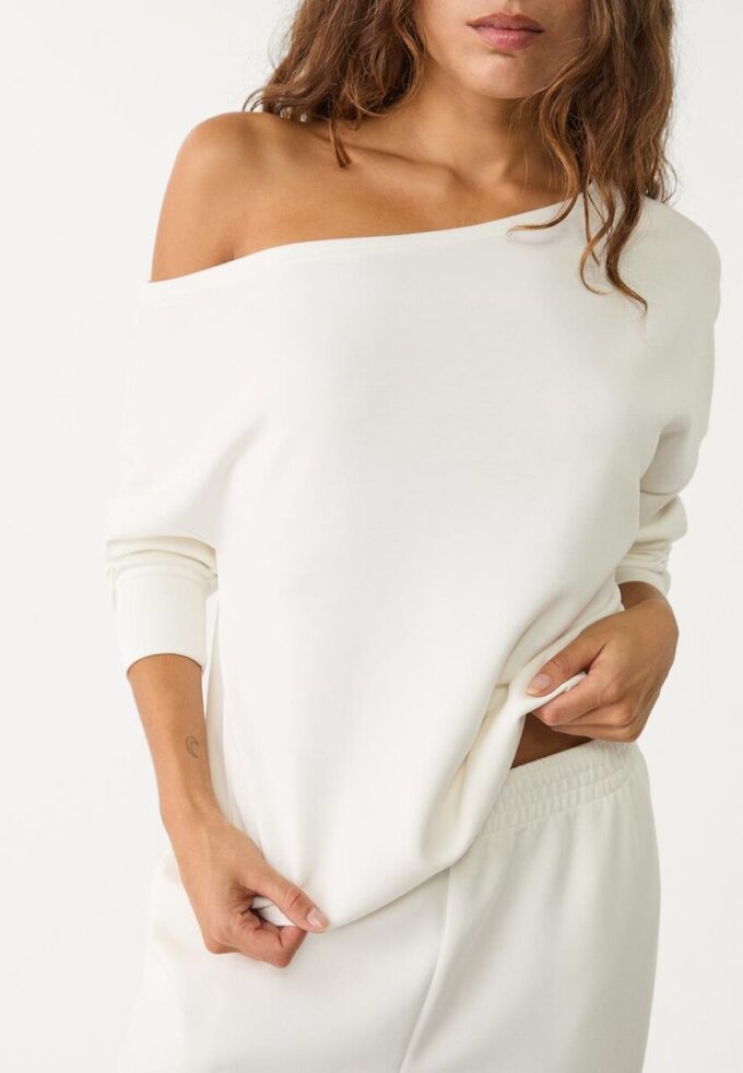 Mikina s odhalenými rameny a jemným povrchem na dotek